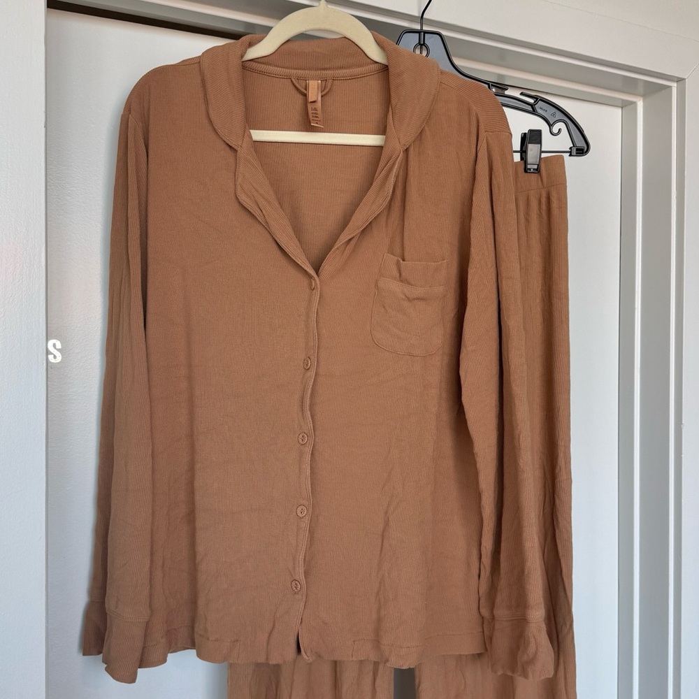 SKIMS Soft Lounge Rib Sleep Set in Camel - Size M - Picture 5 of 6